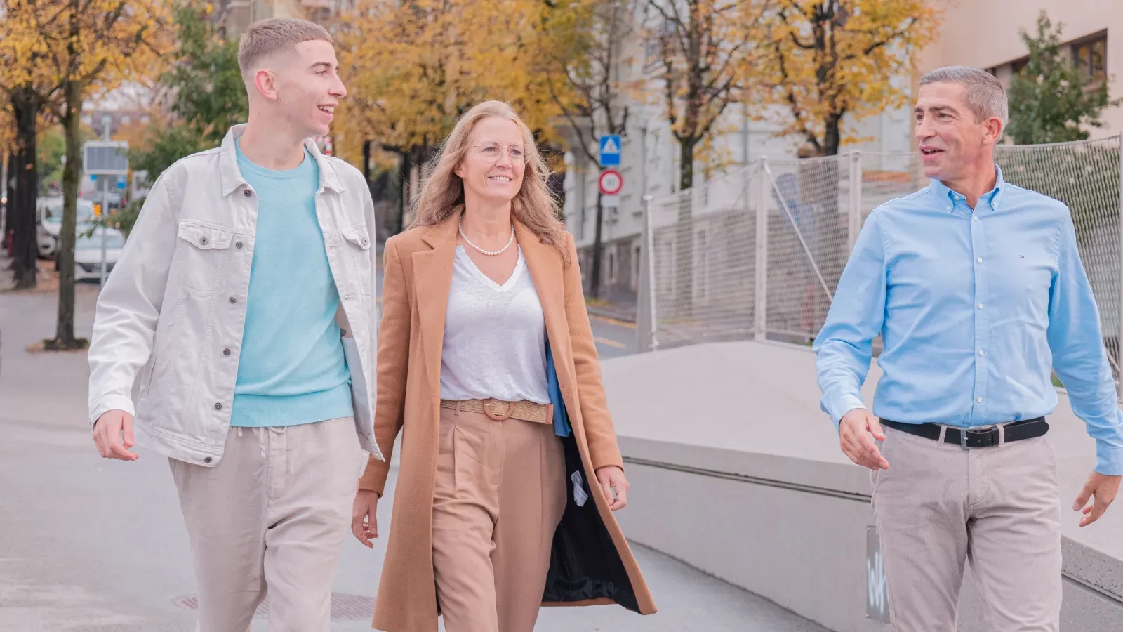 famille_heureuse_qui_marche