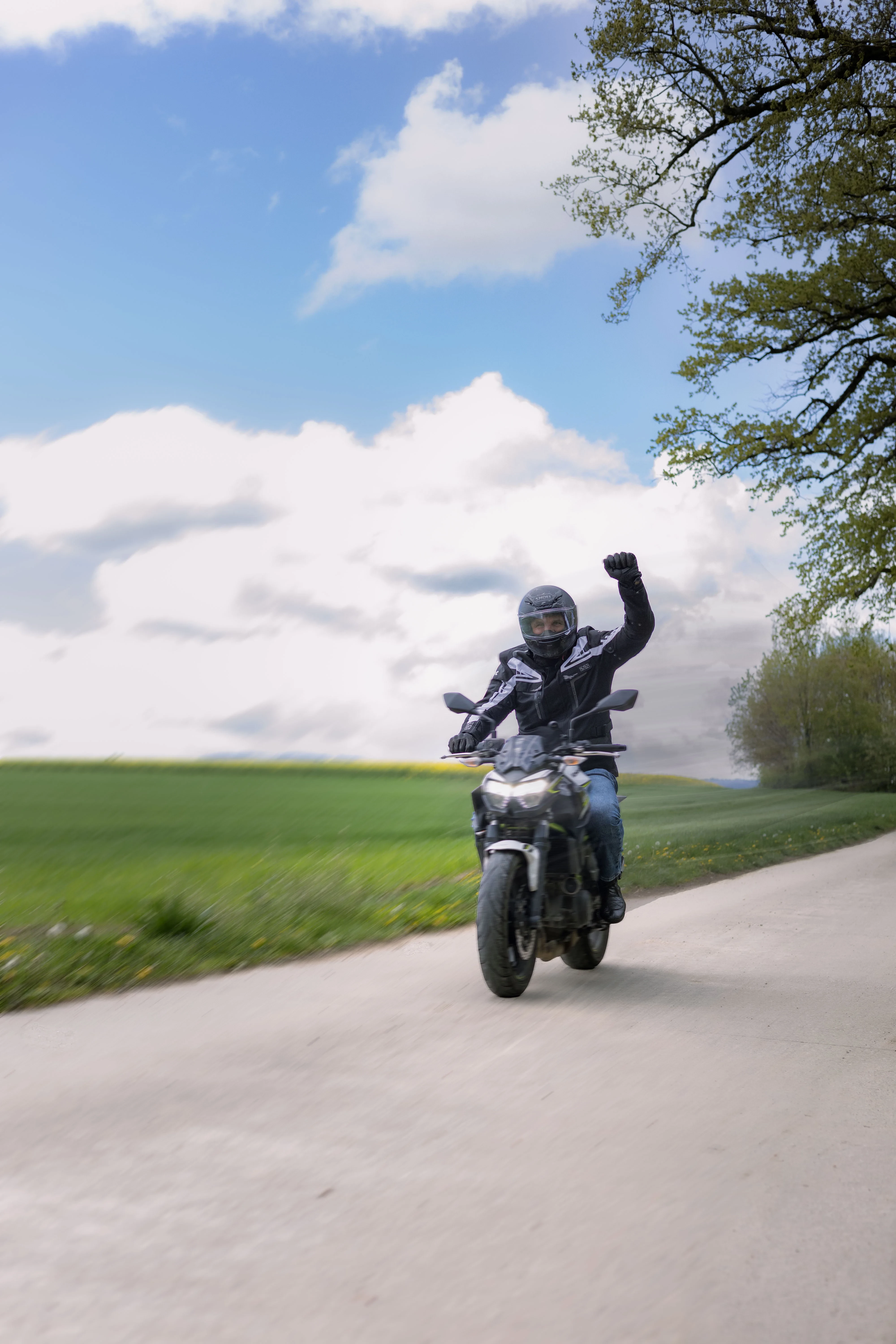 Photo motard poing levé Photo motard poing levé