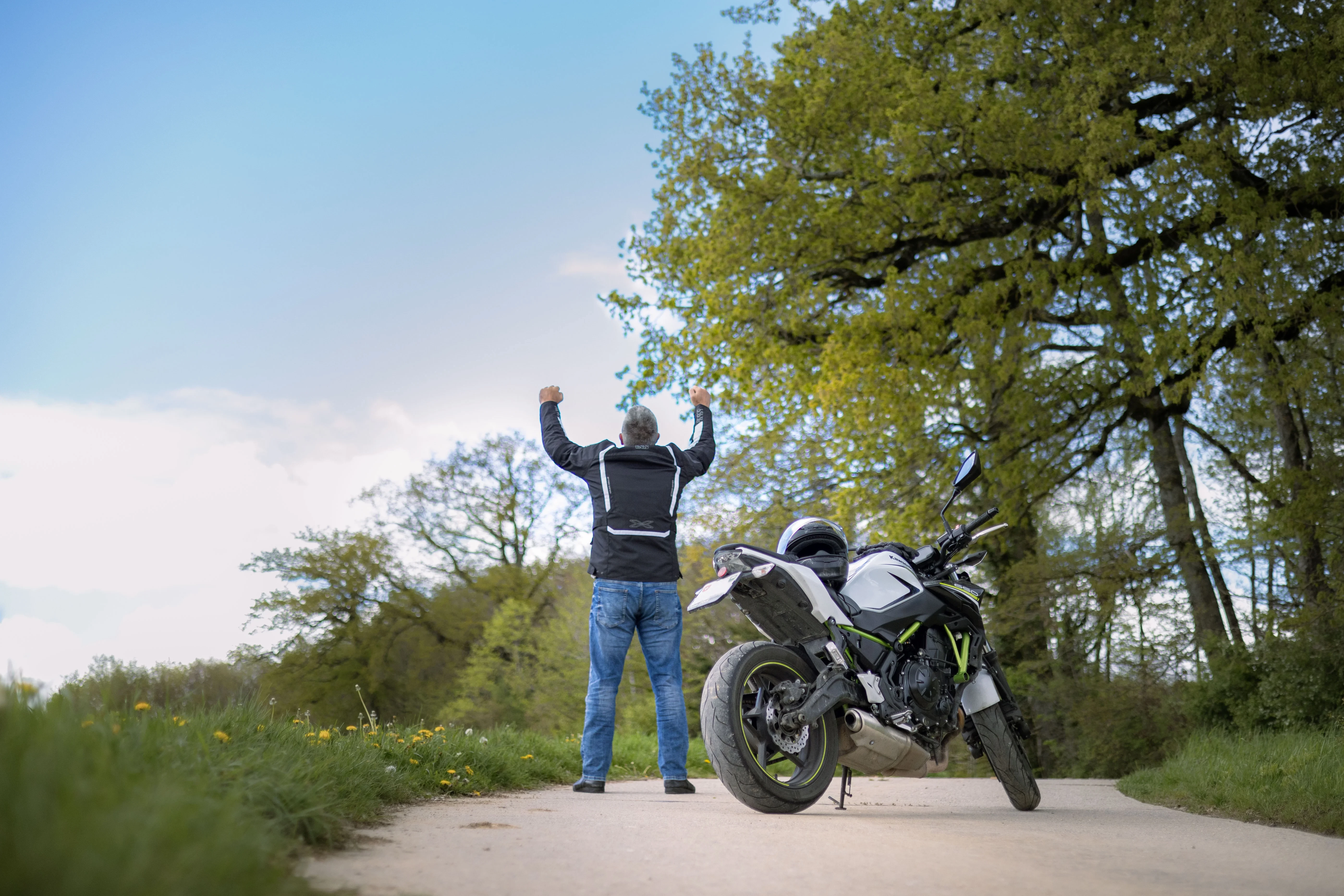 Photo motard bras levés